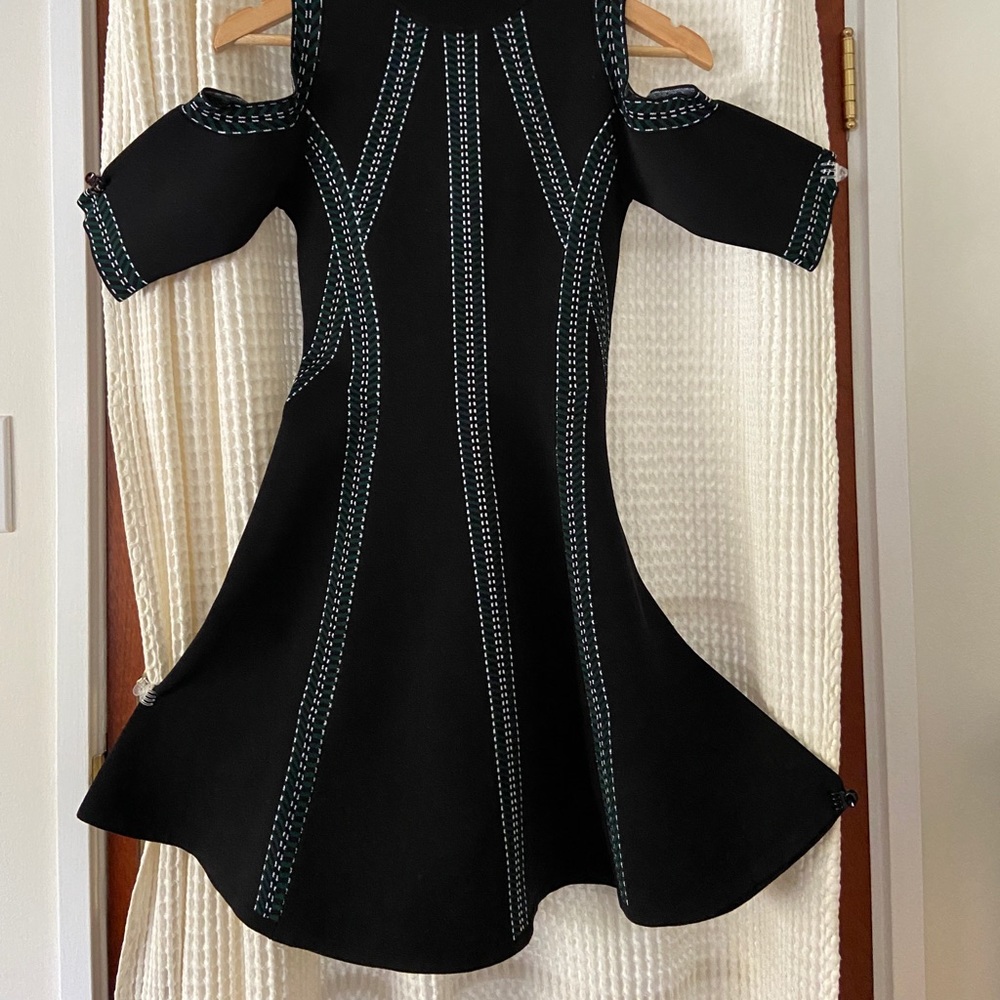 ✨ Guess A-Line, shoulder cut out dress - Picture 2 of 4